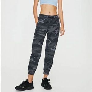 [Aritzia] Alix Blue Camouflage Joggers Small